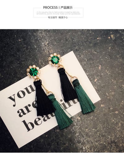 Μοντέρνα γυναικεία σκουλαρίκια με πέτρες και φούντα σε κόκκινο και πράσινο χρώμα