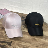 Pălărie casual de damă cu vizor și inscripție în negru, alb și roz