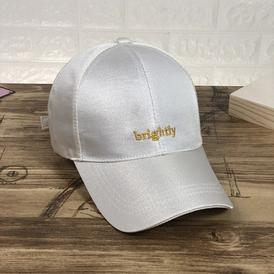 Pălărie casual de damă cu vizor și inscripție în negru, alb și roz