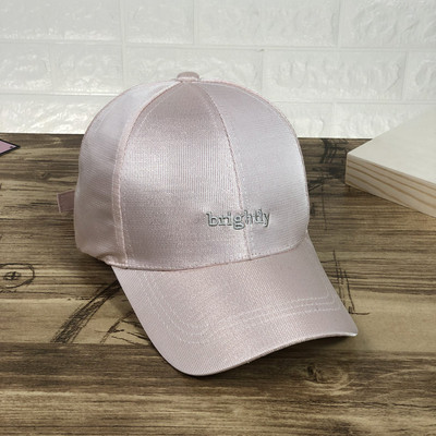 Pălărie casual de damă cu vizor și inscripție în negru, alb și roz