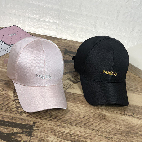 Pălărie casual de damă cu vizor și inscripție în negru, alb și roz