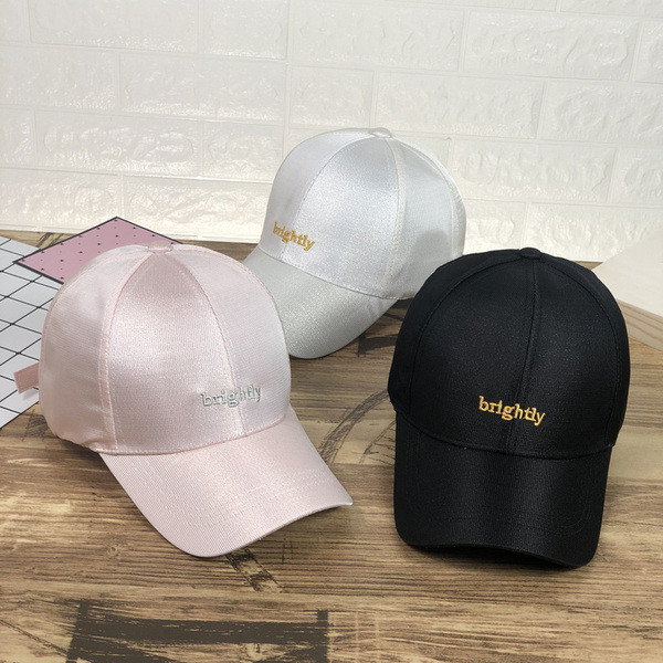 Pălărie casual de damă cu vizor și inscripție în negru, alb și roz