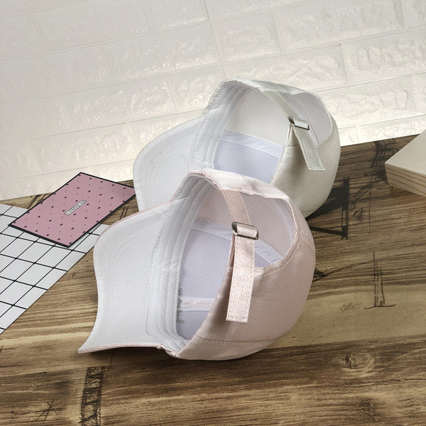 Pălărie casual de damă cu vizor și inscripție în negru, alb și roz