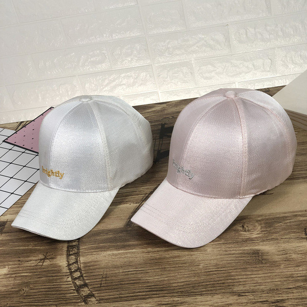 Pălărie casual de damă cu vizor și inscripție în negru, alb și roz