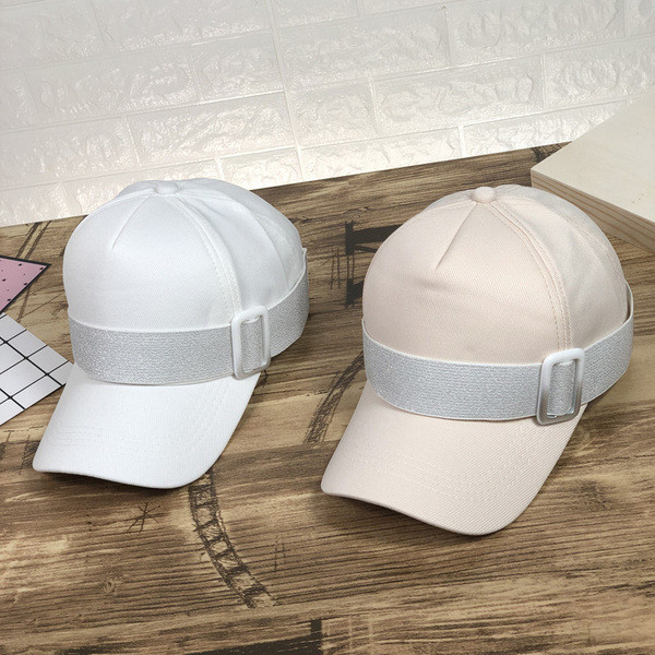 Ένα σύγχρονο καπέλο  με γείσο σε τέσσερα χρώματα