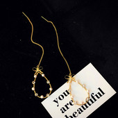 Stílusos női hosszú fülbevaló kövekkel és gyöngyökkel