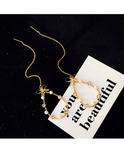 Stílusos női hosszú fülbevaló kövekkel és gyöngyökkel