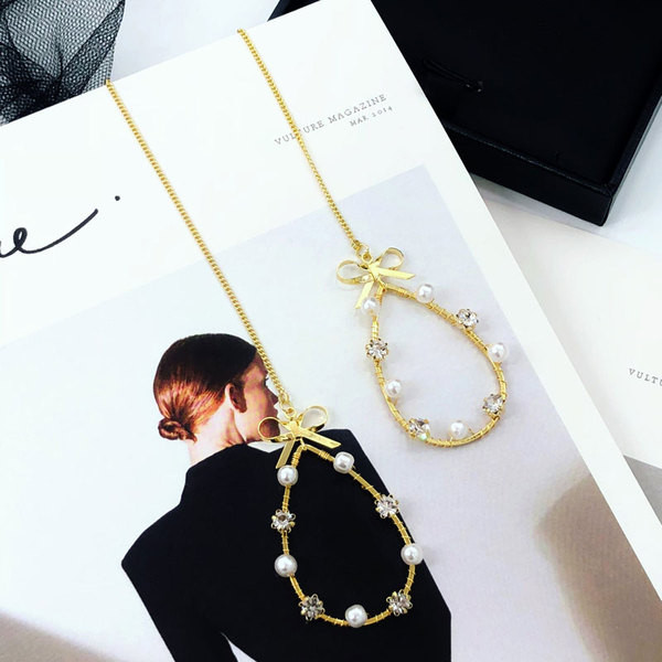 Stílusos női hosszú fülbevaló kövekkel és gyöngyökkel