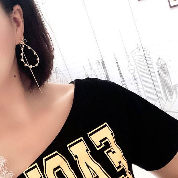 Stílusos női hosszú fülbevaló kövekkel és gyöngyökkel