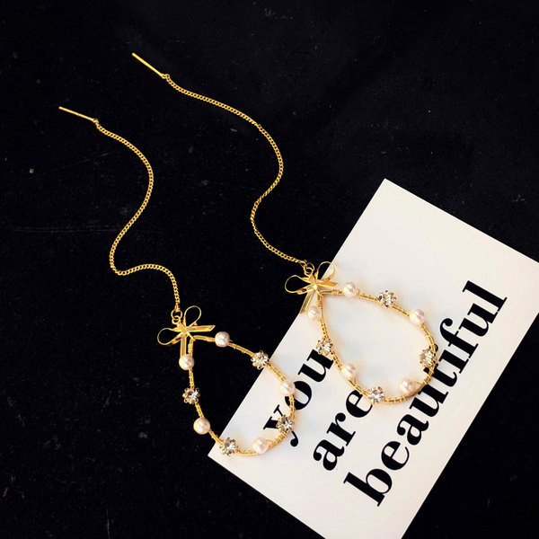 Stílusos női hosszú fülbevaló kövekkel és gyöngyökkel