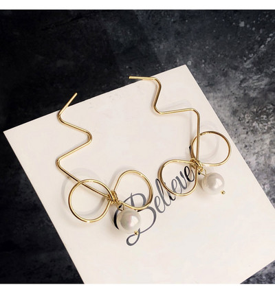 Stílusos női fülbevaló gyöngyös szalag formájú