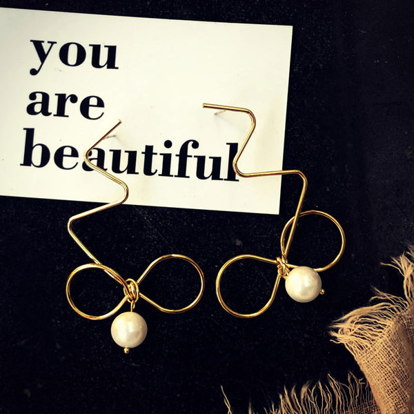 Stílusos női fülbevaló gyöngyös szalag formájú