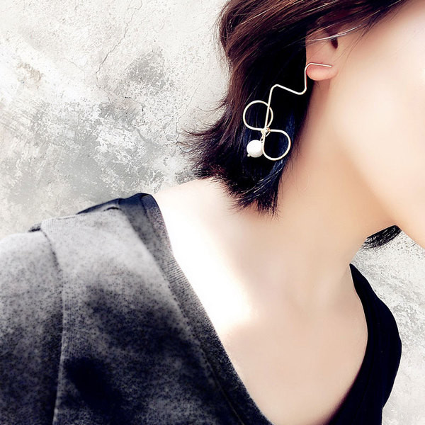 Stílusos női fülbevaló gyöngyös szalag formájú