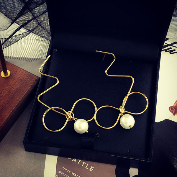 Stílusos női fülbevaló gyöngyös szalag formájú