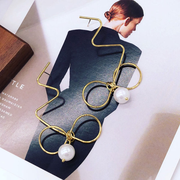 Stílusos női fülbevaló gyöngyös szalag formájú