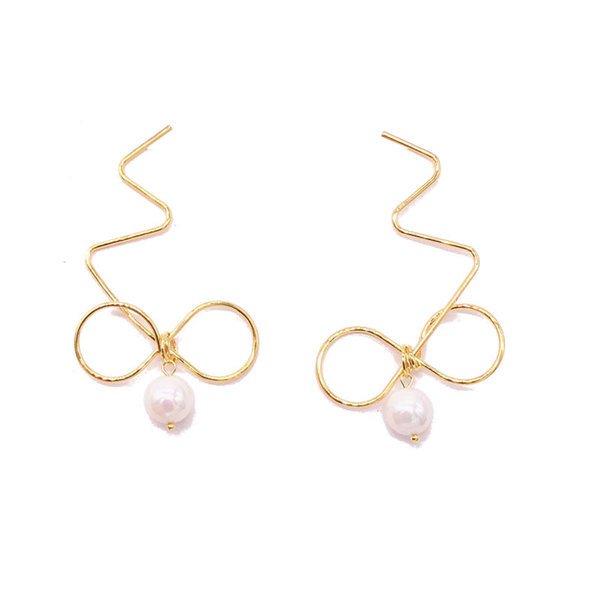 Stílusos női fülbevaló gyöngyös szalag formájú