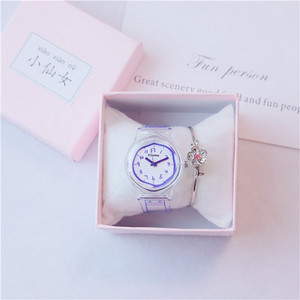 Σύγχρονο γυναικείο ρολόι με διαφανή λουράκι και βραχιόλι