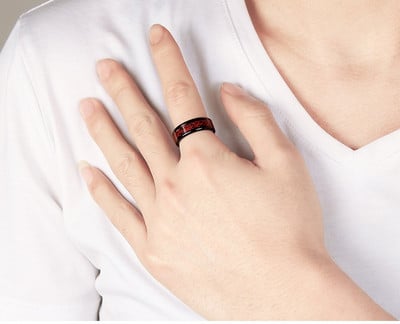 Μοντέρνο δαχτυλίδι σε τέσσερα χρώματα κατάλληλα για άντρες και γυναίκες