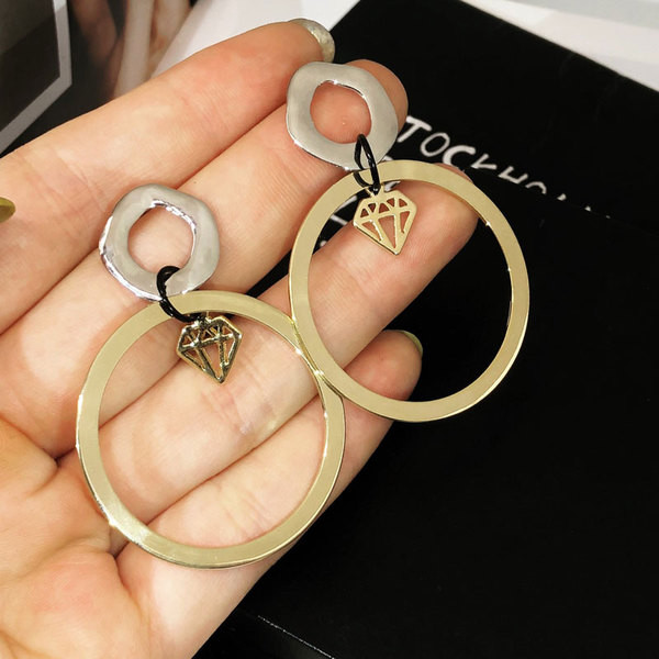 Modern női fülbevalók új modellje kerek formával