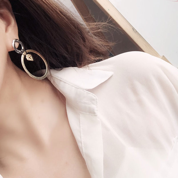 Modern női fülbevalók új modellje kerek formával