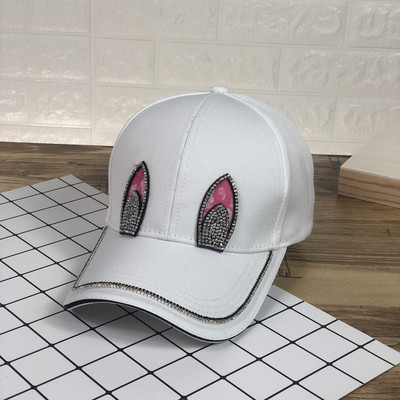 Modern, kövekkel díszített női sapka többféle színben