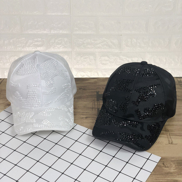 Modern női sapka napellenzővel, fekete, fehér és rózsaszín színben