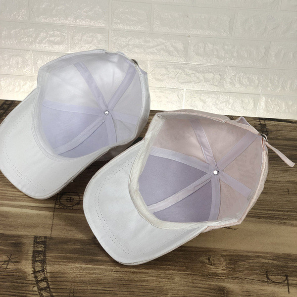 Modern női sapka napellenzővel, fekete, fehér és rózsaszín színben