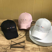 Alkalmi női sapka fekete, fehér és rózsaszín színes felirattal