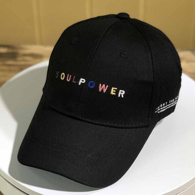 Alkalmi női sapka fekete, fehér és rózsaszín színes felirattal