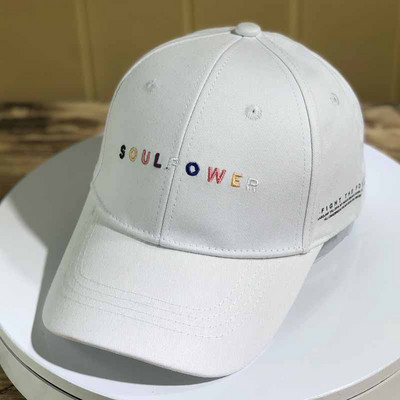 Alkalmi női sapka fekete, fehér és rózsaszín színes felirattal