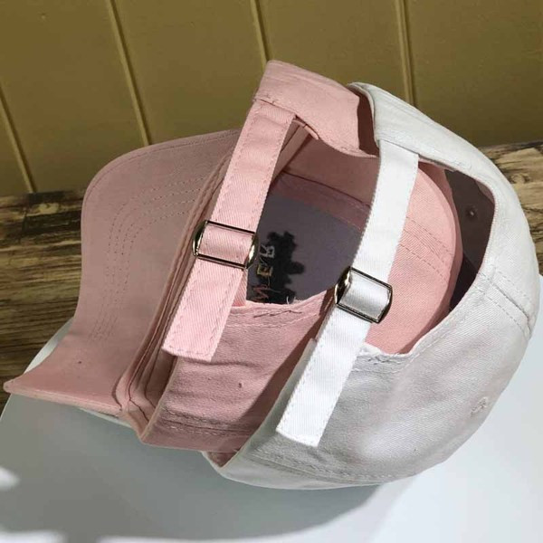 Alkalmi női sapka fekete, fehér és rózsaszín színes felirattal