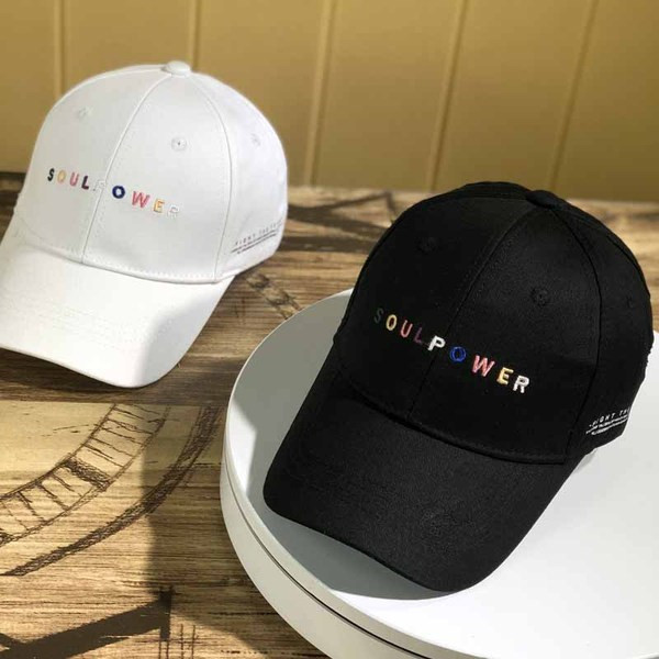 Alkalmi női sapka fekete, fehér és rózsaszín színes felirattal