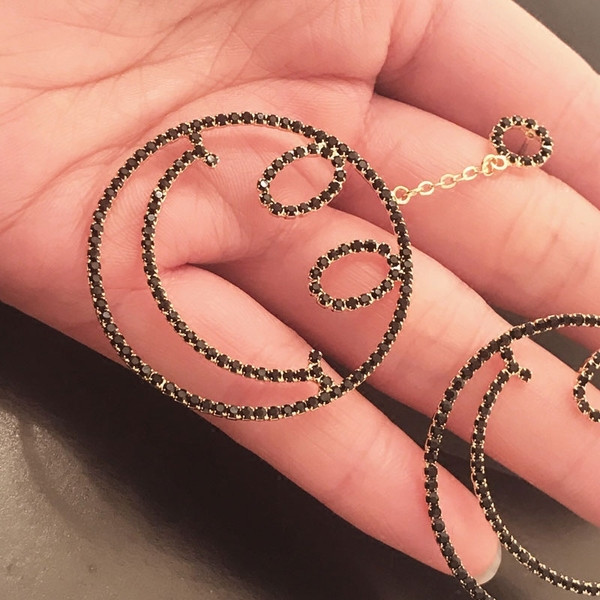 Fekete színű kövekkel díszített női fülbevaló új modellje