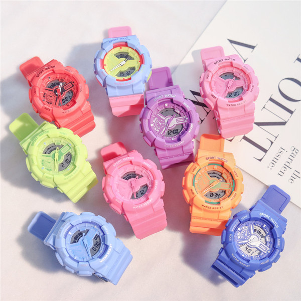 Modern női karóra különböző színekben karkötővel