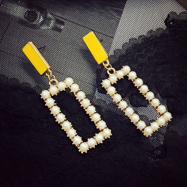 Stílusos női fülbevaló új modellje sárga gyöngyökkel