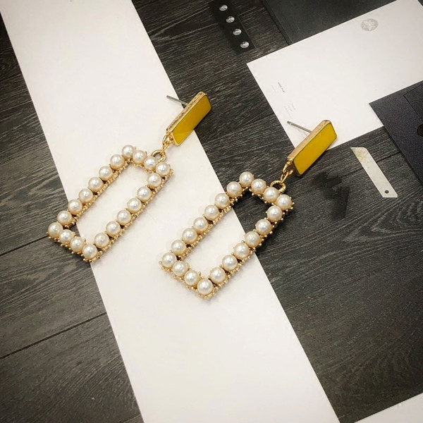 Stílusos női fülbevaló új modellje sárga gyöngyökkel