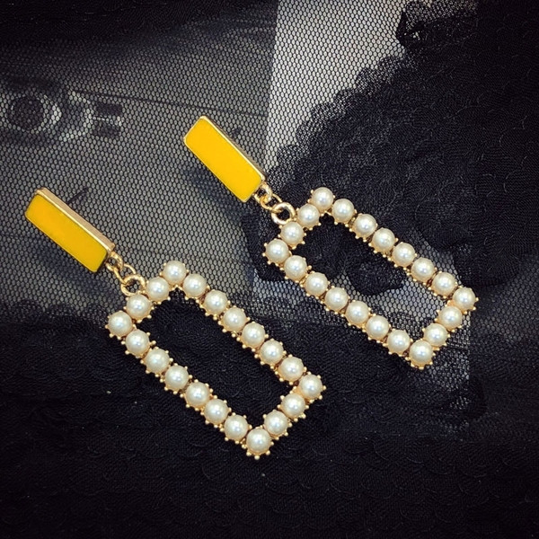 Stílusos női fülbevaló új modellje sárga gyöngyökkel