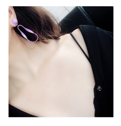 Μοντέρνα γυναικεία σκουλαρίκια σε λευκό και μοβ χρώμα