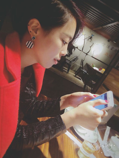 Μοντέρνα γυναικεία σκουλαρίκια με στρογγυλό σχήμα σε μαύρο και άσπρο χρώμα