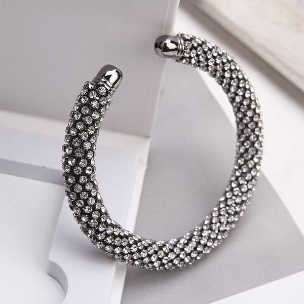 Κομψό γυναικείο βραχιόλι σε ασημί και μαύρο χρώμα