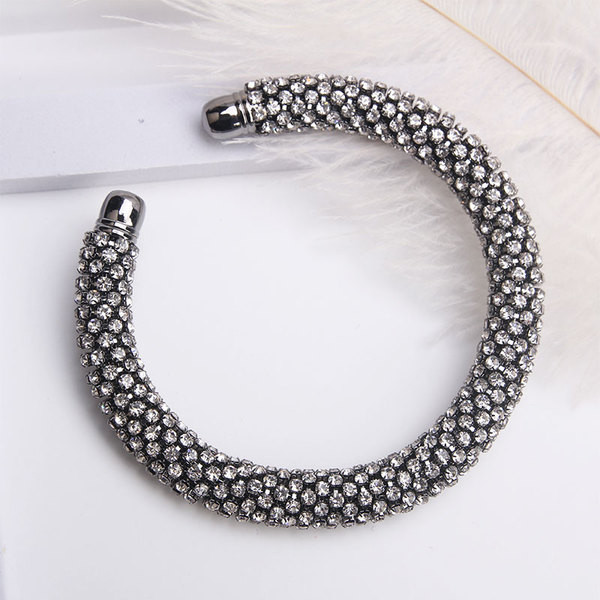 Κομψό γυναικείο βραχιόλι σε ασημί και μαύρο χρώμα