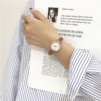 Μοντέρνο γυναικείο ρολόι με δερμάτινες λουρίδες σε διάφορα χρώματα