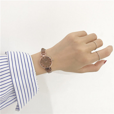 Μοντέρνο γυναικείο ρολόι με δερμάτινες λουρίδες σε διάφορα χρώματα