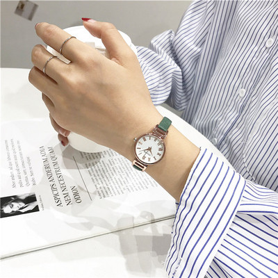 Μοντέρνο γυναικείο ρολόι με δερμάτινες λουρίδες σε διάφορα χρώματα