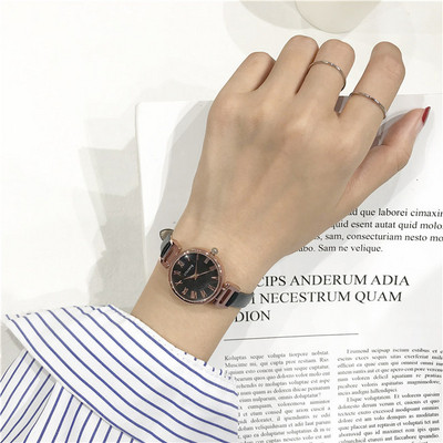 Μοντέρνο γυναικείο ρολόι με δερμάτινες λουρίδες σε διάφορα χρώματα