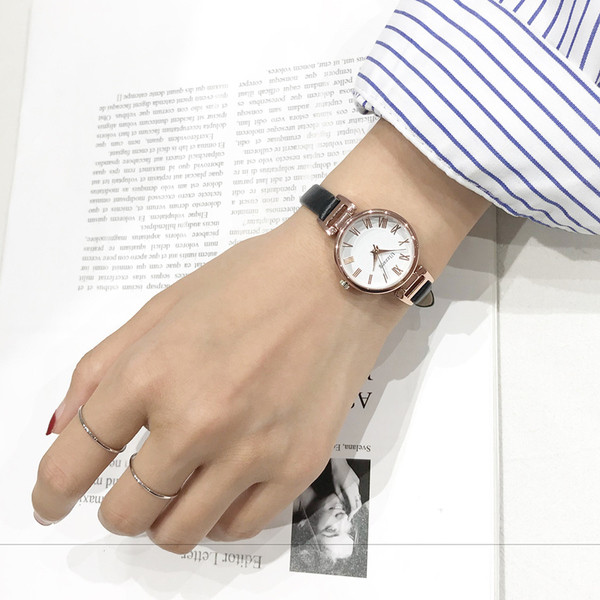 Μοντέρνο γυναικείο ρολόι με δερμάτινες λουρίδες σε διάφορα χρώματα