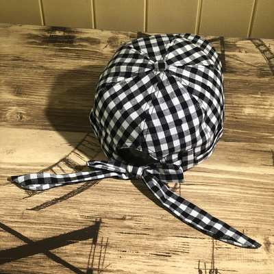 Kockás női sapka nyakkendővel több színben