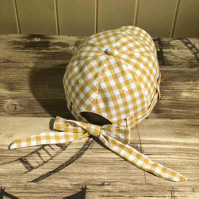 Kockás női sapka nyakkendővel több színben