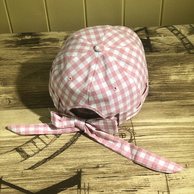 Kockás női sapka nyakkendővel több színben