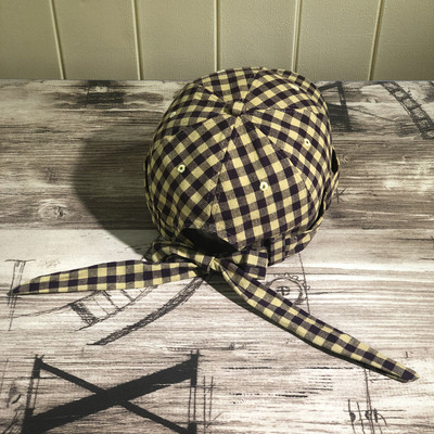 Kockás női sapka nyakkendővel több színben